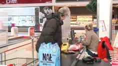 Na kasie zarabia się więcej niż w szkole? "To hipokryzja"