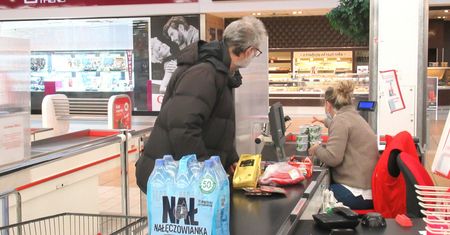 Na kasie zarabia się więcej niż w szkole? "To hipokryzja"