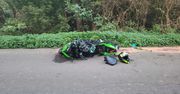 Maków Mazowiecki: Motocyklista wypadł z drogi i uderzył w drzewo. Z obrażeniami ciała trafił do szpitala