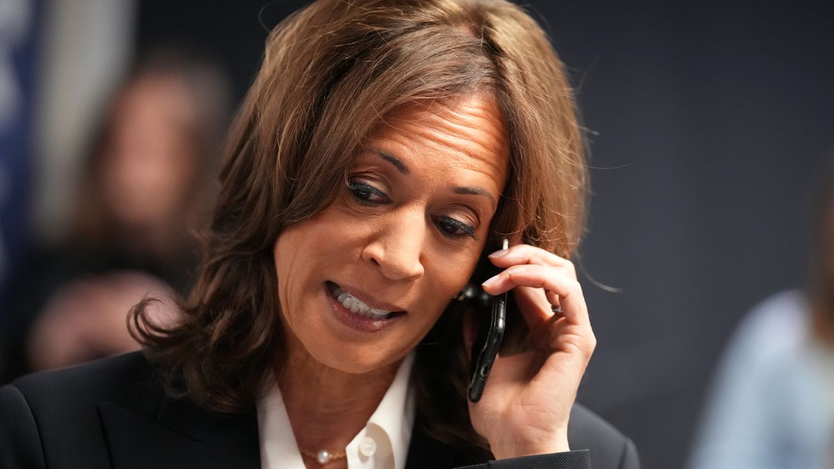 WASHINGTON, DC - NOVEMBER 05: Democratic presidential nominee Vice President Kamala Harris drops by a phone bank event at the Democratic National Committee headquarters on Election Day November 05, 2024 in Washington, DC.  Americans cast their ballots today in the presidential race between Republican nominee former President Donald Trump and Harris, as well as multiple state elections that will determine the balance of power in Congress. (Photo by Andrew Harnik/Getty Images)