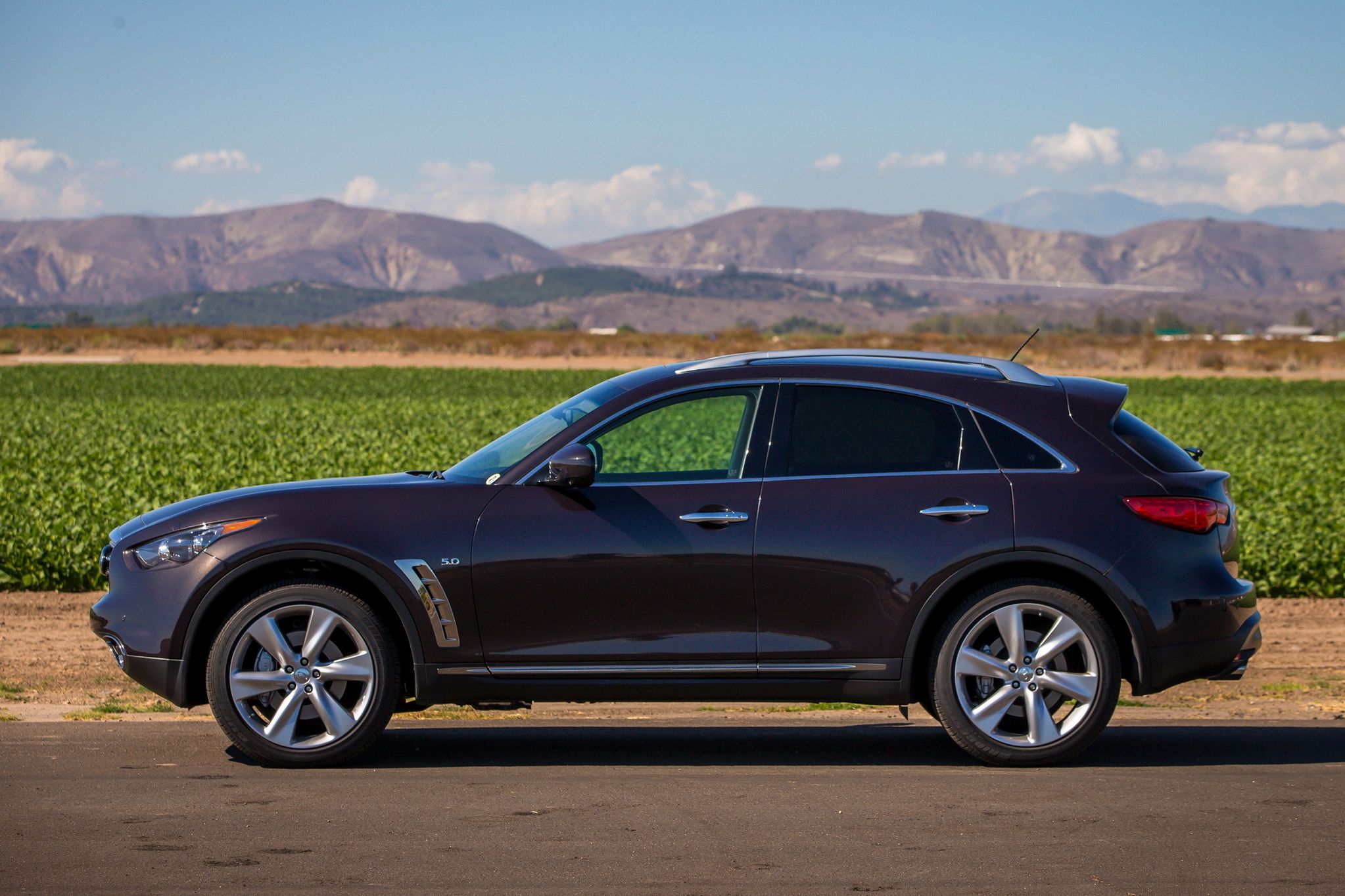 Infiniti QX70 nie jest praktycznym SUV-em, ale wyglądem przyciąga klientów. Również prostymi, dużymi silnikami. Większość auto w Polsce pochodzi z importu z USA.