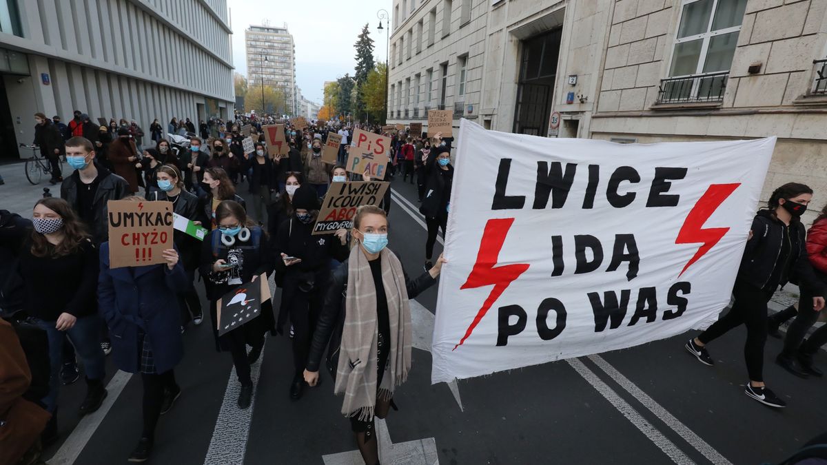 strajk kobiet aborcja noz poznan