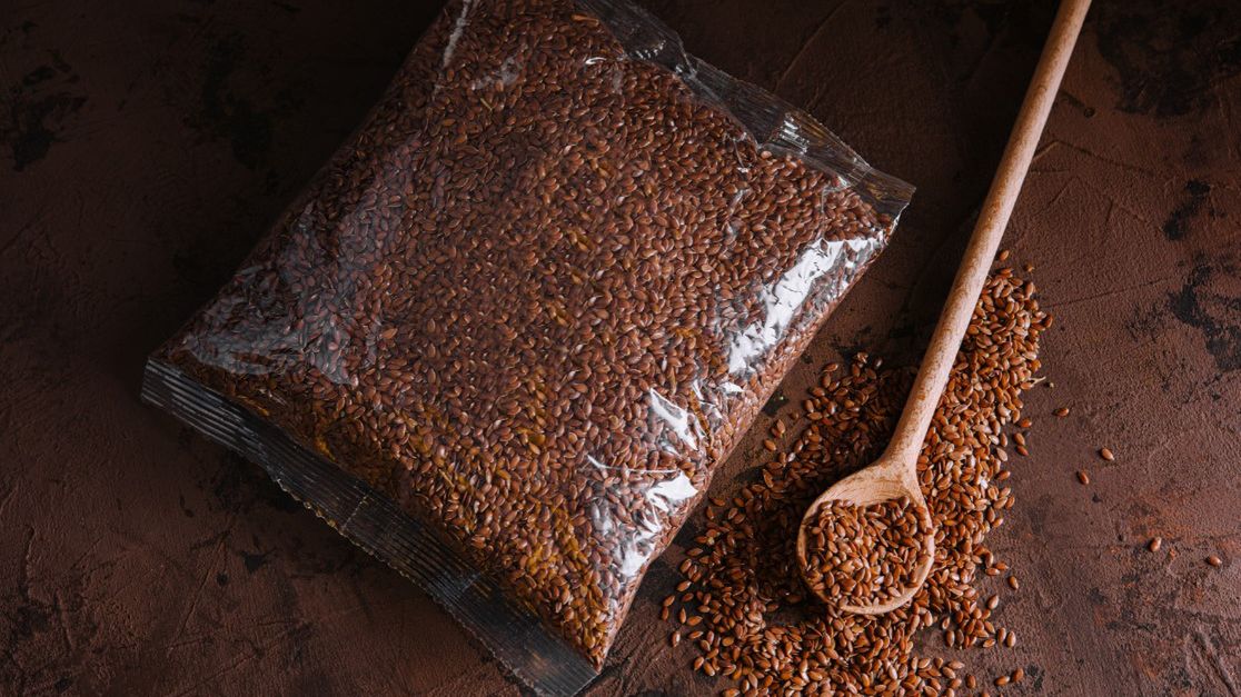 Siemię lniane a uchyłki jelita grubego – czy można je spożywać? Tak. Nasiona lnu zwyczajnego, czyli siemię lniane, może być ważnym składnikiem diety.