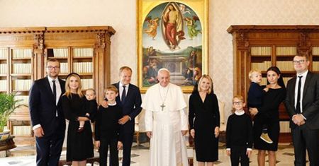 Donald Tusk z rodziną w Watykanie. Kasia Tusk pokazała córkę