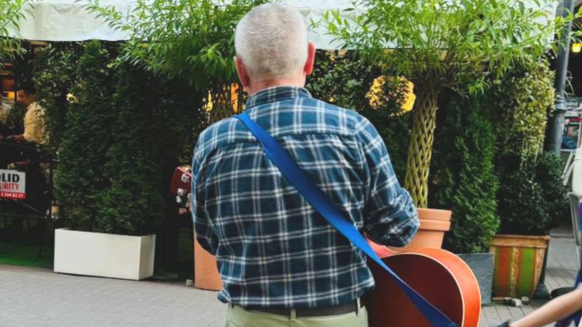 Pan Alojzy gra w Katowicach. Zbiera na leki