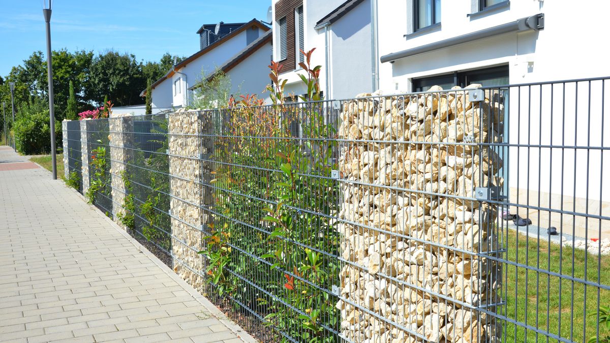 Sąsiad chce pieniędzy za ogrodzenie? Przepisy mówią jasno
