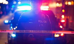 "Szokująco nieczuły". Policjant roześmiał się, gdy kobieta zginęła pod radiowozem