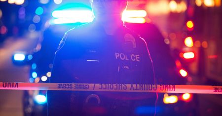 "Szokująco nieczuły". Policjant roześmiał się, gdy kobieta zginęła pod radiowozem