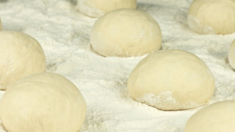 Połóż widelec na rosnących bułkach drożdżowych