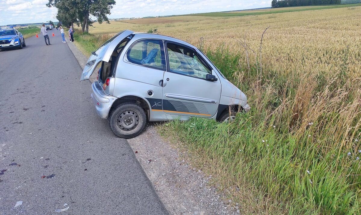Kierowca na prostym odcinku zjechał z drogi, wjechał do rowu