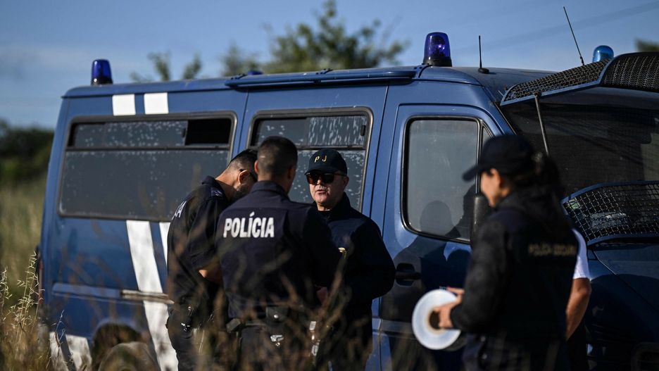Nowe poszukiwania Madeleine McCann w Portugalii
Portuguese Criminal Investigation Police (PJ) investigators stand in a road for  new search operations amid the investigation into the disappearance of Madeleine (or Maddie) McCann in Lagos, in the Algarve region, on June 3, 2025. Portuguese police will carry out a new search this week at the request of German authorities investigating the 2007 disappearance of three-year-old Madeleine McCann, a spokespersontold AFP Monday. The British toddler was never found after going missing from the resort in Praia da Luz where she was with her family, one of the most high-profile missing person cases in history. (Photo by Patricia DE MELO MOREIRA / AFP)
PATRICIA DE MELO MOREIRA
