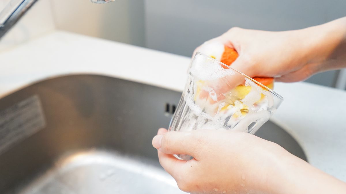 Jak usunąć osad ze szklanek?