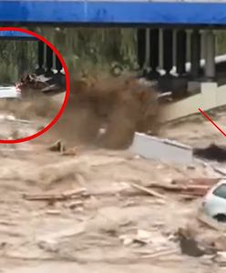 Woda z łatwością porwała samochód. Wideo pokazało siłę żywiołu