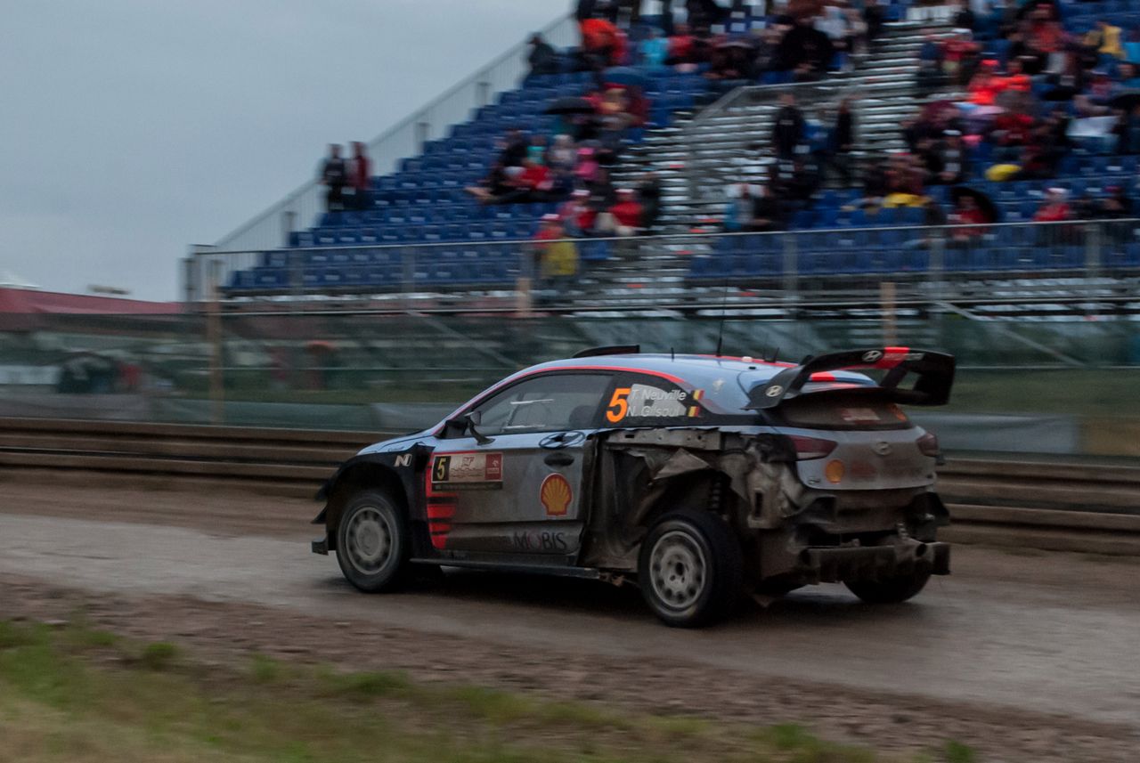 Neuville na Super OS Mikołajki Arena i rozbity Hyundai i20 Coupe WRC