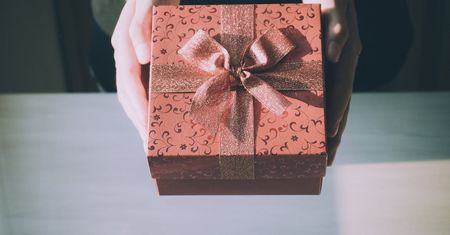 Jak wybrać idealny upominek dla siostry, mamy lub przyjaciółki?