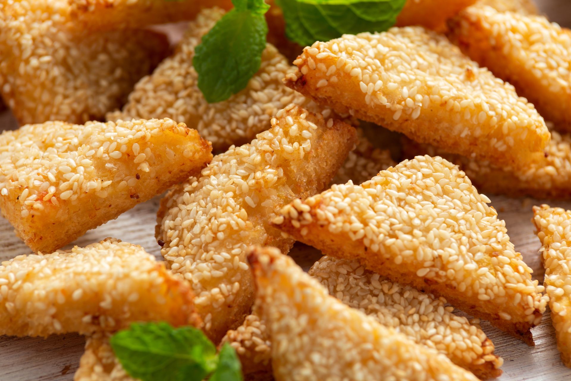 Zamiast kruszyć do sałatki, panieruję i wrzucam na patelnię. Z surówką smakuje lepiej niż schabowy