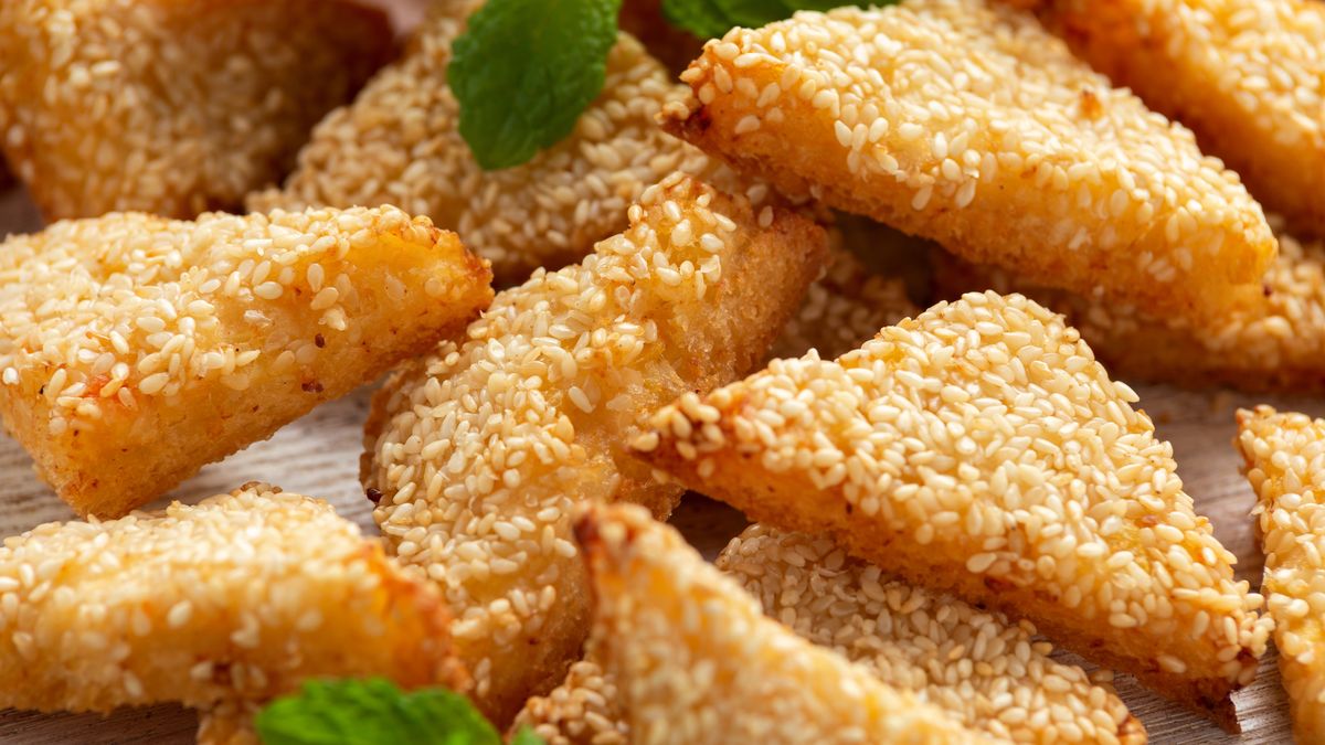 Zamiast wrzucać do sałatki, ser feta panieruję w sezamie i smażę