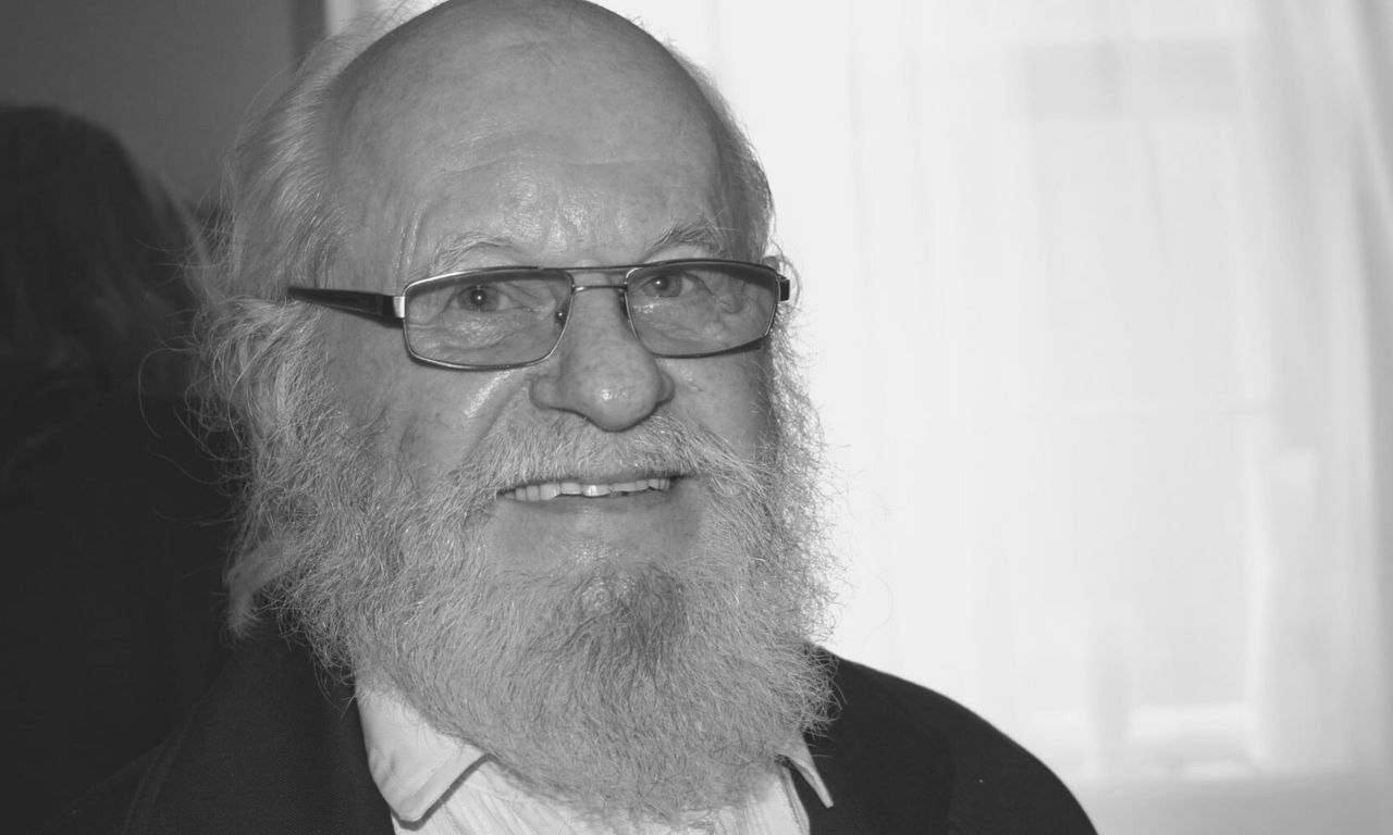 Aleksander Skowroński zmarł w wieku 84 lat. Razem z niepełnosprawnym synem mieszkali w ciężkich warunkach