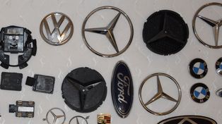 Świnoujście: Seryjnie zrywał emblematy samochodowe. 38-letni złodziej został tymczasowo aresztowany