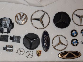 Świnoujście: Seryjnie zrywał emblematy samochodowe. 38-letni złodziej został tymczasowo aresztowany