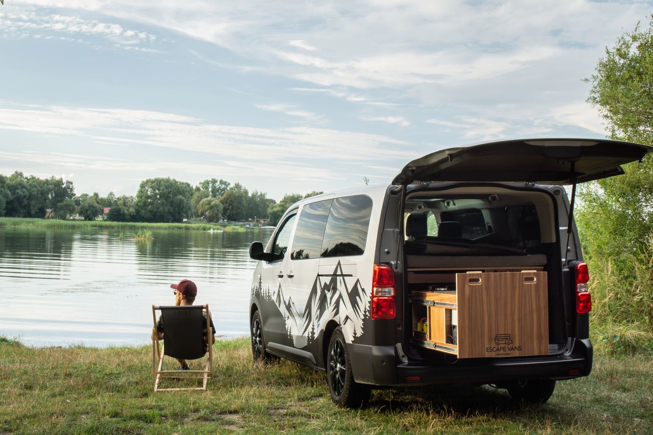 Toyota Proace Verso z modułem kemingowym ma niemal wszystko, czego potrzeba na łonie natury