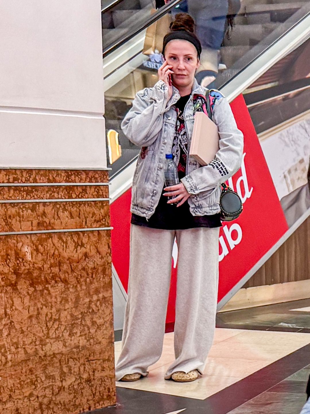 Marcin Hakiel i Dominika Serowska z synem na zakupach 