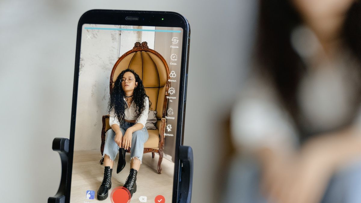 TikTok ma filtr upiększający, który działa automatycznie. Użytkownik nawet o tym nie wie.