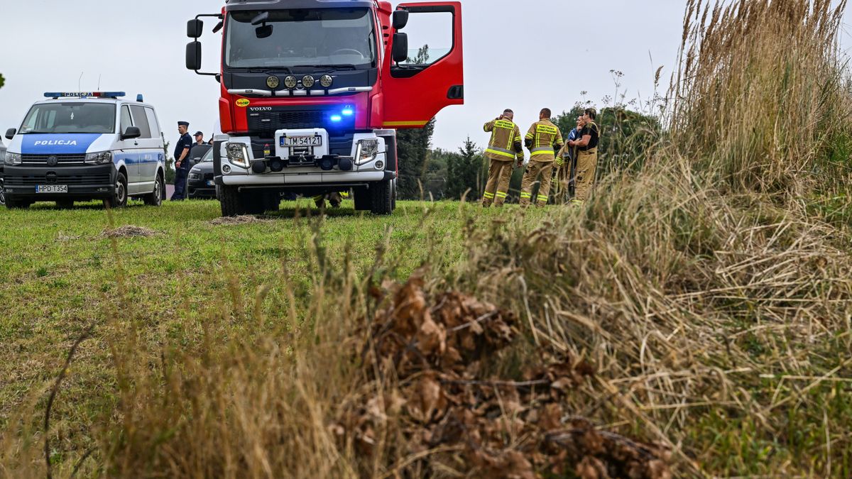 Majdan-Sielec (gm. Krynice, pow. tomaszowski), 07.09.2025. Służby w okolicach miejsca upadku niezidentyfikowanego drona w kolonii Majdan-Sielec, 7 bm. Zgłoszenie o odnalezieniu szczątków drona dotarło do policji w sobotę 6 bm. ok. 17:40. Nikt nie ucierpiał. Wg wstępnych ustaleń znaleziona w sobotę maszyna była lekkiej konstrukcji i najprawdopodobniej służyła do przemytu, a przyczyną upadku mógł być brak paliwa. (jm) PAP/Wojtek Jargiło ***Do tego materiału zdjęciowego dostępna jest również depesza w systemie CSI, pt.: Lubelskie/ Prokuratura: w miejscu znalezienia drona nie stwierdzono śladów eksplozji***