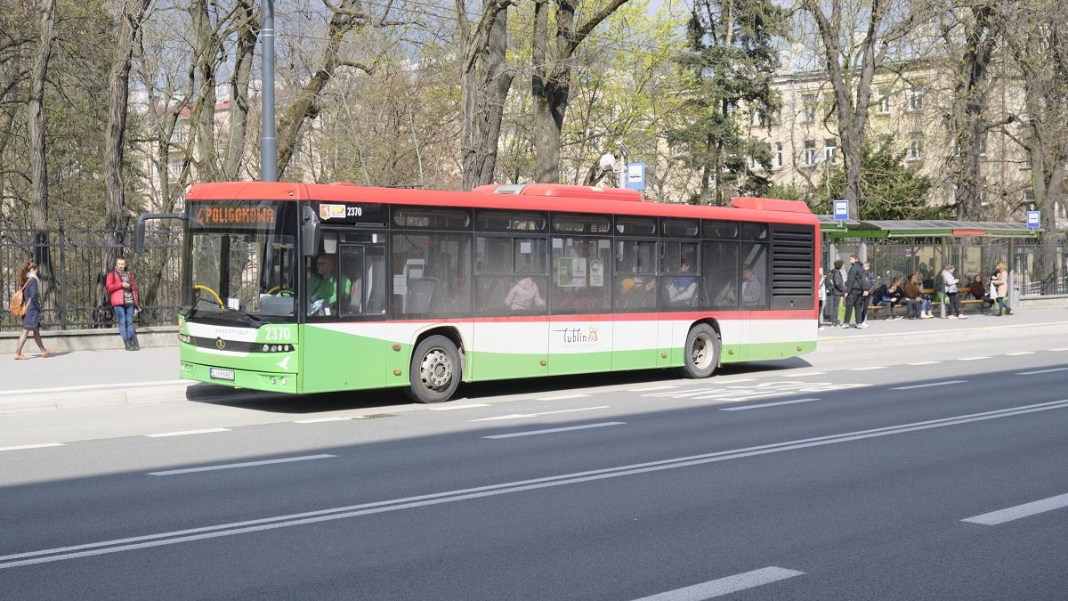 Autobus linii nr 4 na przystanku Ogród Saski