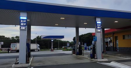 Zapłacisz nawet 1 zł na litrze więcej. Uważaj na włoskich stacjach