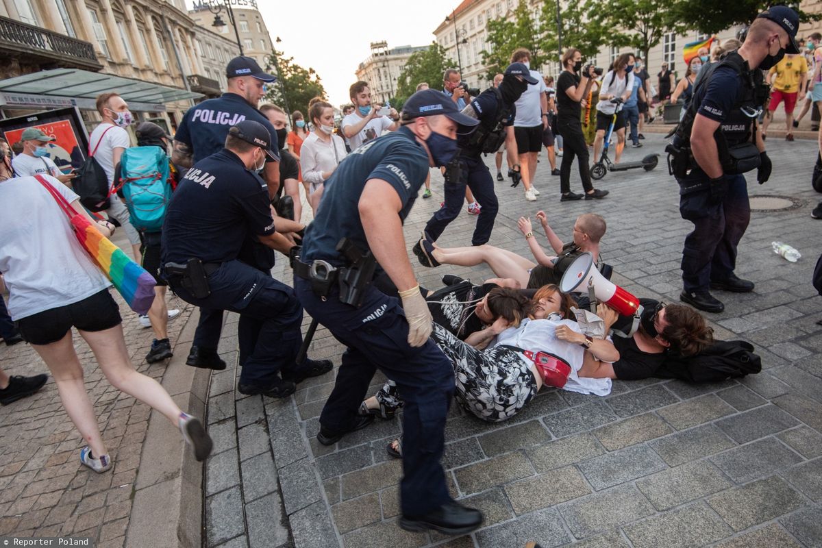 Warszawa. 48 osób z zarzutami po protestach w stolicy. Wszyscy opuścili już komendy