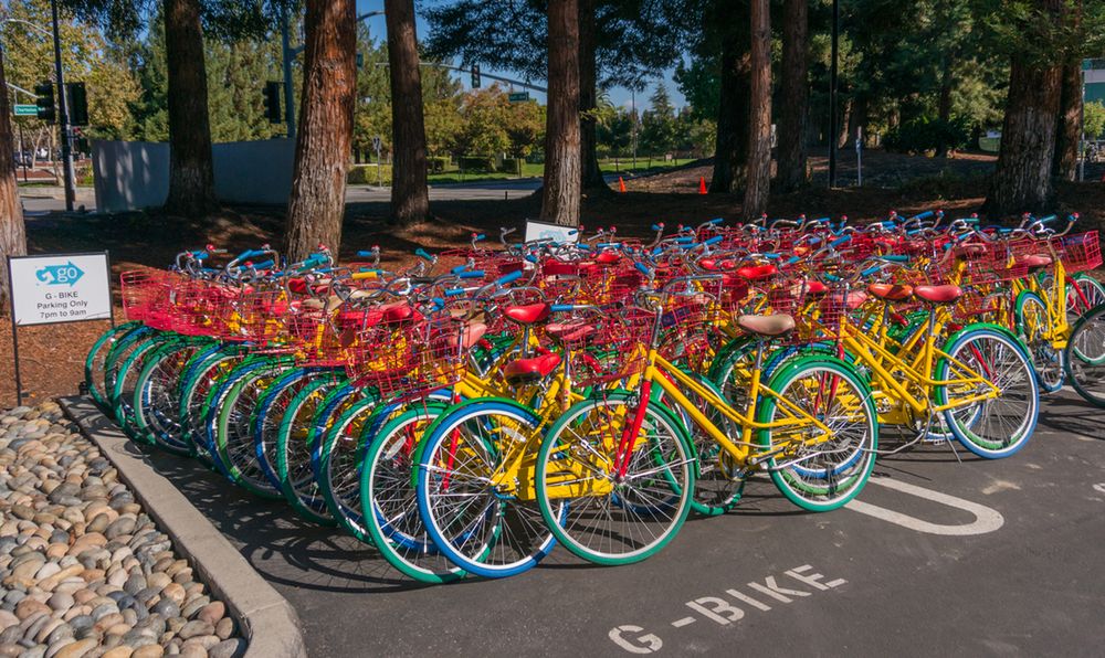 Zdjęcie rowerów Google pochodzi z serwisu Shutterstock, autor: Asif Islam