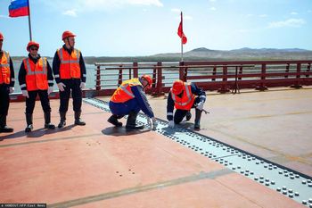 Kim coraz bliżej Putina. Nowa konstrukcja na granicy