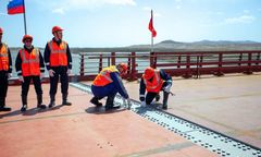 Kim coraz bliżej Putina. Nowa konstrukcja na granicy