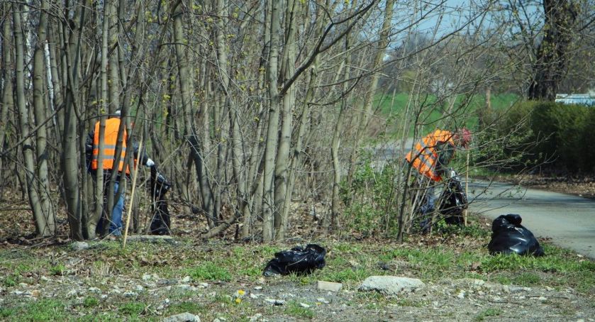 Legnica. Wielkie sprzątanie miasta. Za pracę wzięli się bezrobotni