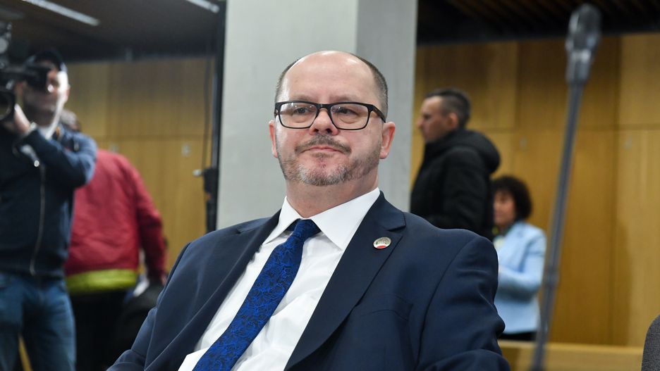 Warszawa, 20.02.2024. Były prezes Poczty Polskiej Przemysław Sypniewski podczas przesłuchania na posiedzeniu sejmowej komisji śledczej do zbadania legalności, prawidłowości oraz celowości działań podjętych w celu przygotowania i przeprowadzenia wyborów Prezydenta Rzeczypospolitej Polskiej w 2020 r. w formie głosowania korespondencyjnego, 20 bm. w Sejmie w Warszawie. (ad) PAP/Piotr Nowak