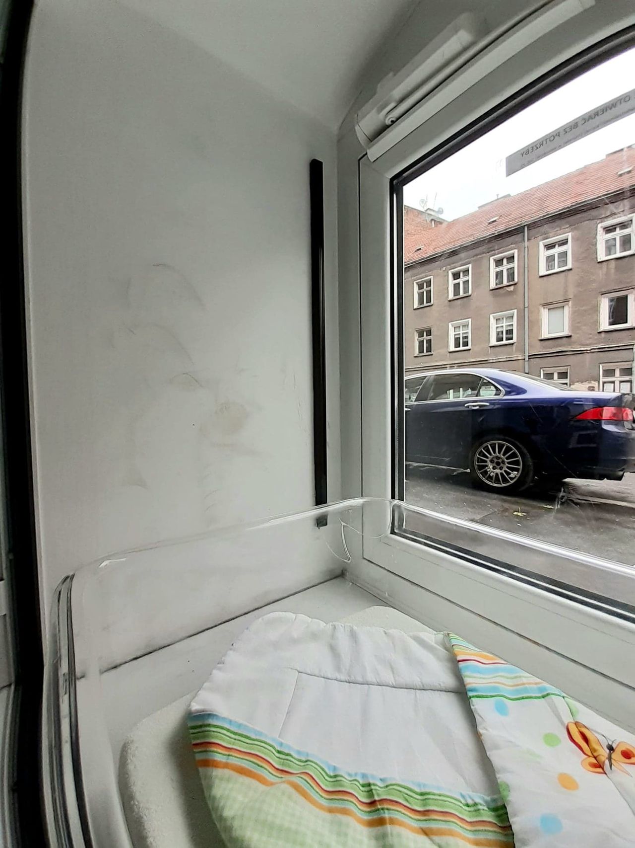 Pobrudzone ściany w oknie życia we Wrocławiu