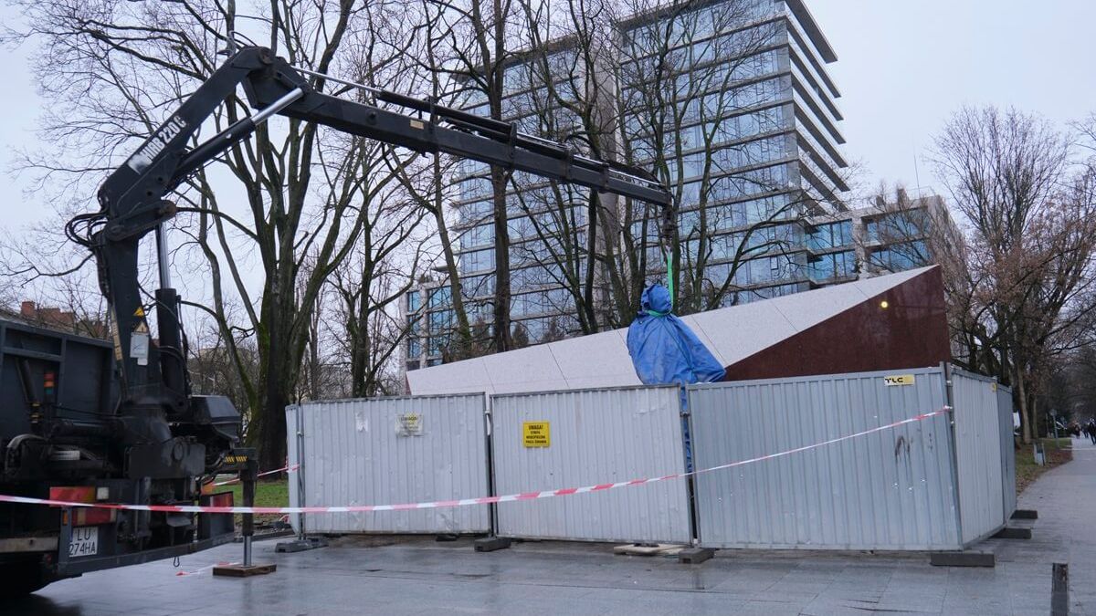 Montaż pomnika Lecha Kaczyńskiego w Lublinie