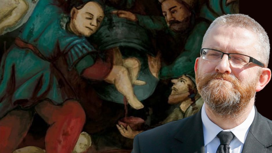 Grzegorz Braun na tle grafiki z okładki książki "Mord Rytualny - przyczynki historyczne", której nie można sprzedawać przez Allegro