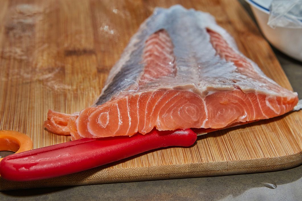 Dziki łosoś jest zdrowszy od hodowlanego