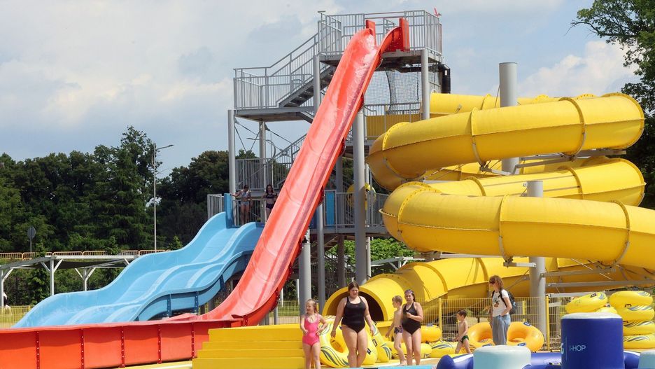 Woda, słońce i relaks. Baseny i kąpieliska w pobliżu Legnicy na długi weekend