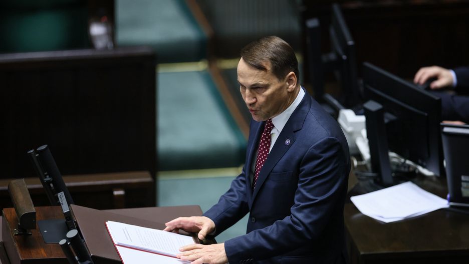 Rados�aw Sikorski
Warszawa, 25.04.2024. Minister spraw zagranicznych Rados�aw Sikorski podczas wyst�pienia w Sejmie w Warszawie, 25 bm. Minister Rados�aw Sikorski przedstawi� informacj� o zadaniach polskiej polityki zagranicznej w 2024 roku. (aldg) PAP/Leszek Szyma�ski
Leszek Szyma�ski
obrady, polityk, polityka, posiedzenie, sala obrad, sejm