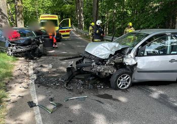 Zderzenie dwóch aut. Utrudnienia na drodze woj. nr 390 w Chwalisławiu