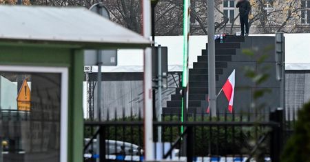 Mężczyzna wtargnął na pomnik Ofiar Tragedii Smoleńskiej - AKTUALIZACJA