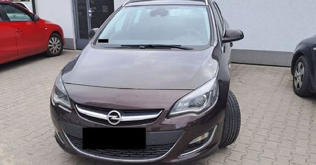 Miał sądowy zakaz prowadzenia samochodu, a mimo to ukradł auto spod szpitala i jeździł nim po okolicy