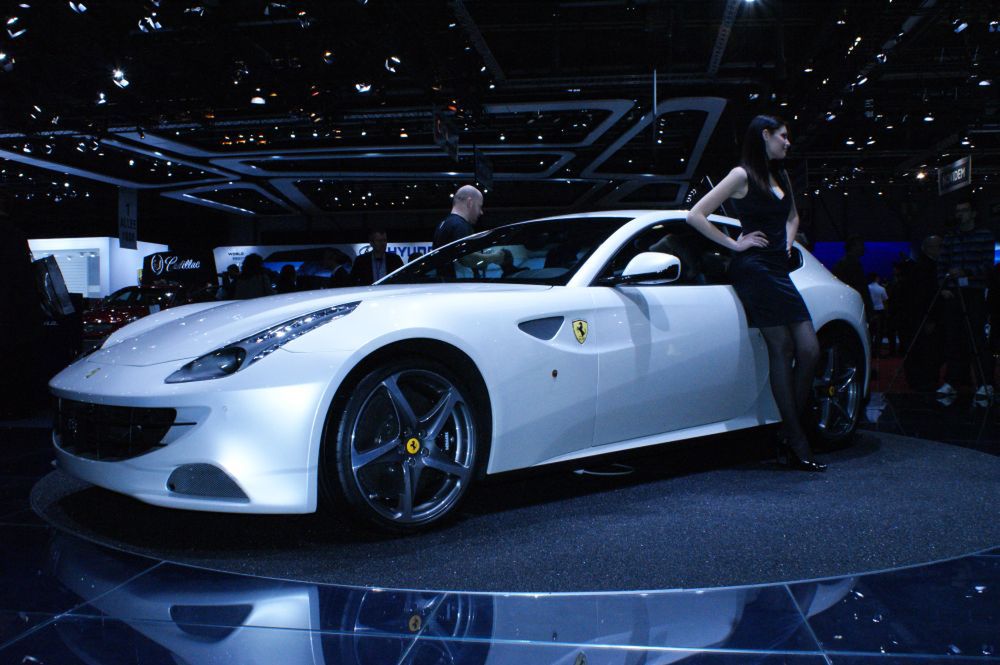 Ferrari FF przewiezie... rower [wideo]