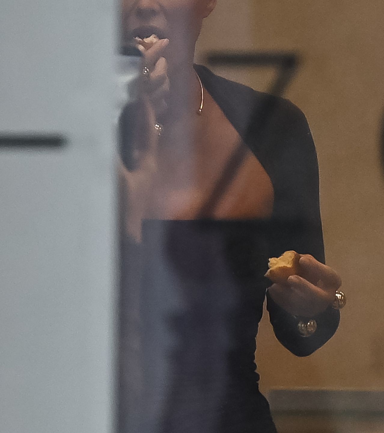 Odpicowana Małgorzata Rozenek pędzi do jubilera