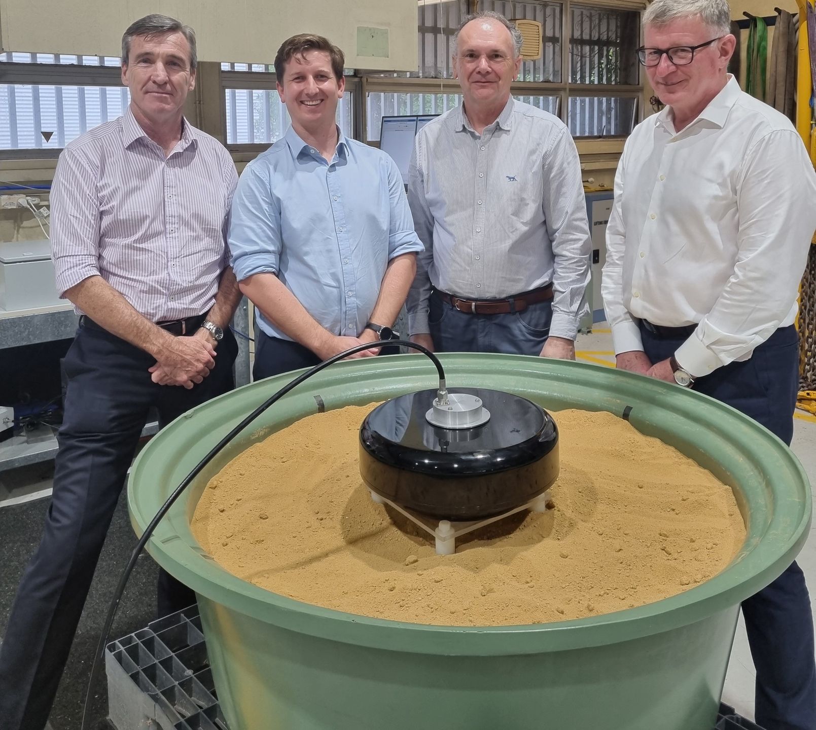 Zespół CSIRO przy prototypie wykrywacza min MRead