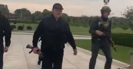 Białoruś. Łukaszenka na proteście. Wyszedł z karabinem