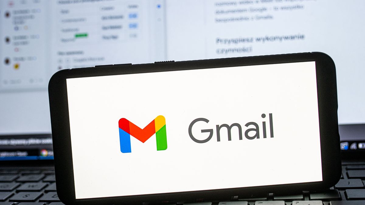 POLAND - 2023/01/20: In this photo illustration a Google Gmail logo seen displayed on a smartphone. (Photo Illustration by Mateusz Slodkowski/SOPA Images/LightRocket via Getty Images)